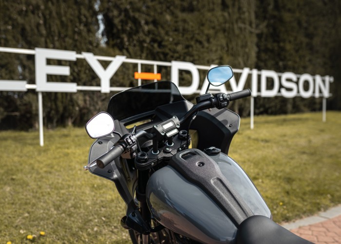 44 Harley Davidson Low Rider ST z bliska